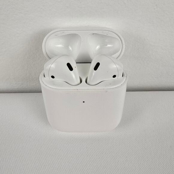 Apple AirPods 2nd Gen Wireless Charging Case White Bluetooth Earbuds - Picture 1 of 6
